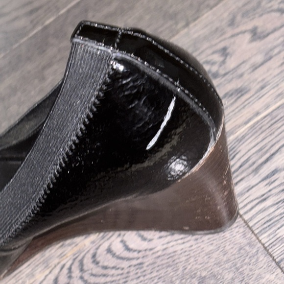 Tory Burch Logo Black Patent  Caroline Wedge Pumps - Picture 11 of 12